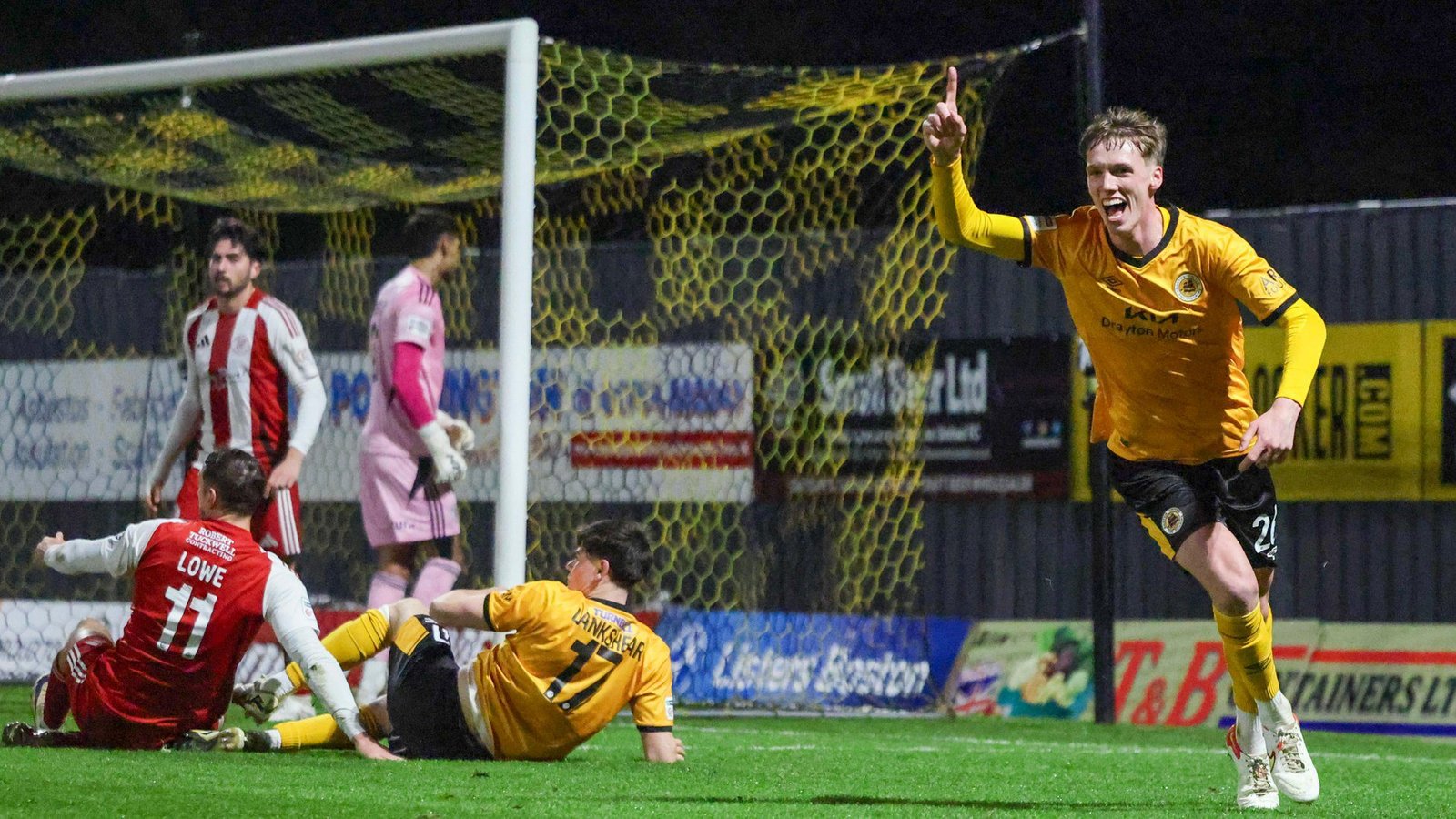 Boston United 1-2 Brackley Town